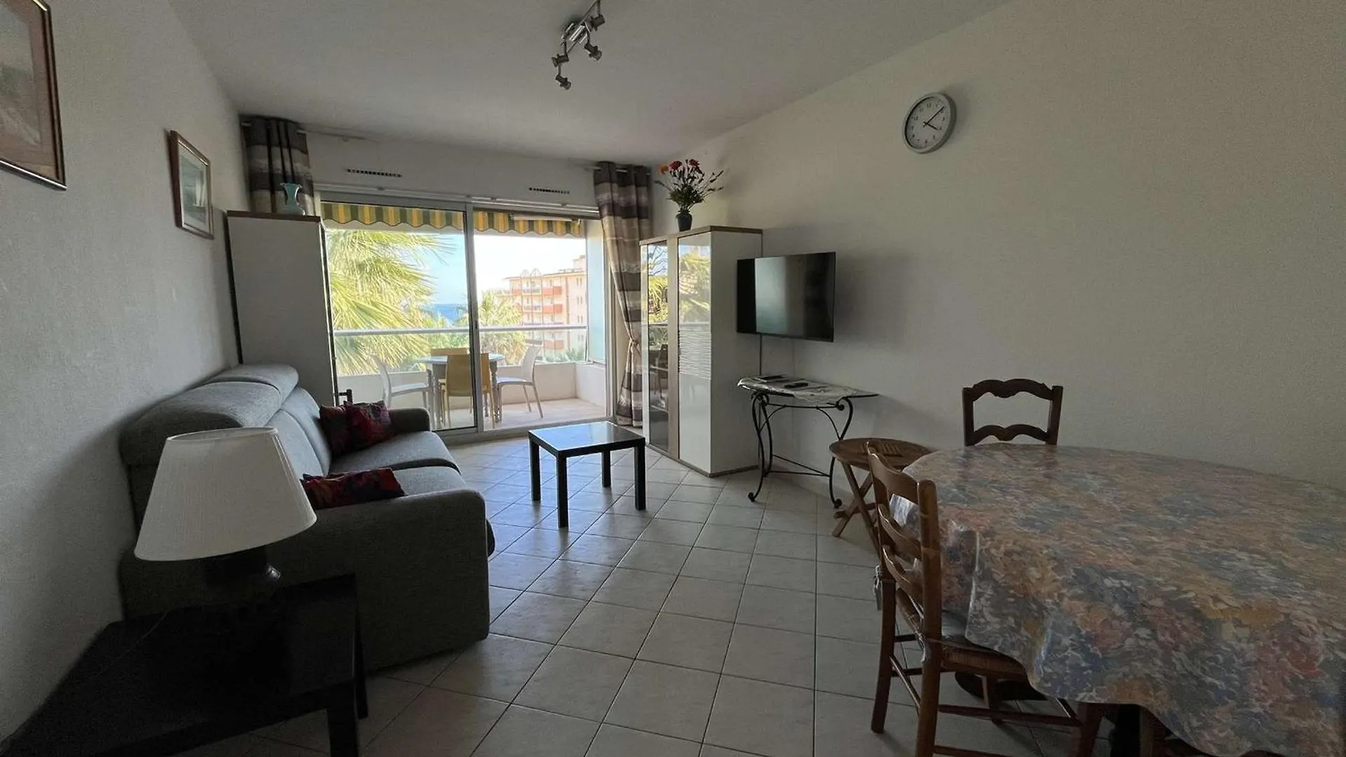 Appartement Climatise 2 Etoiles Avec Balcon, Proche Plage Et Centre - Le Lavandou - Fr-1-308-199