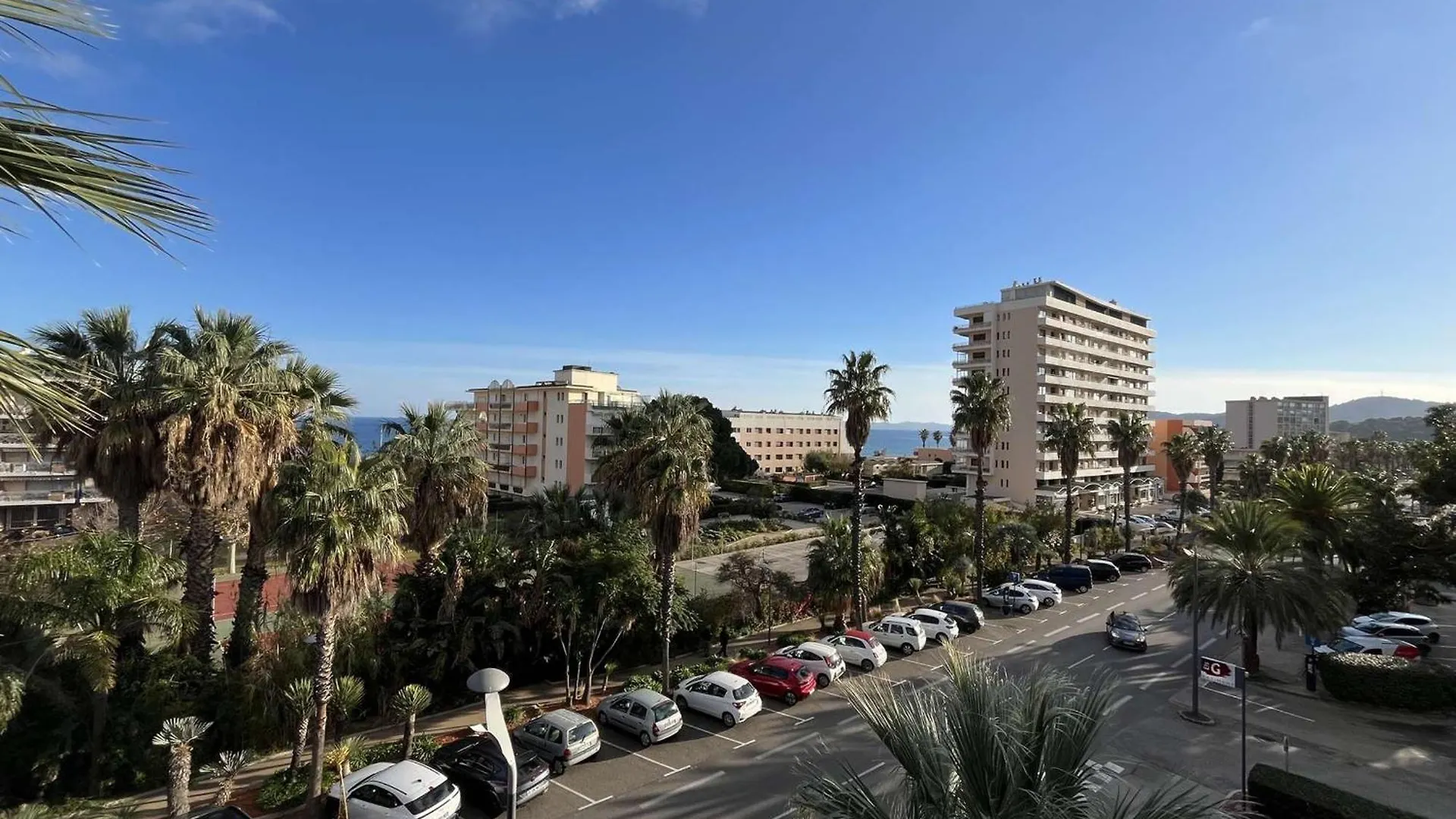 Appartement Climatise 2 Etoiles Avec Balcon, Proche Plage Et Centre - Le Lavandou - Fr-1-308-199 France